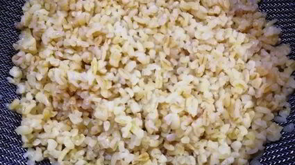 праздничный ужин из булгура с креветками и стейком