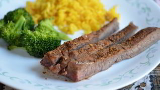 Стейк флэт-айрон на сковороде