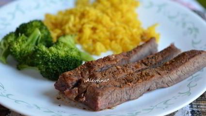 стейк флэт-айрон на сковороде