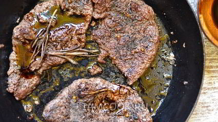 стейк из говядины на сковороде