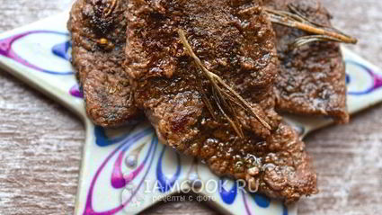 стейк из говядины на сковороде