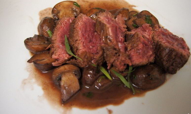 Рецепт стейка из говядины с грибным соусом