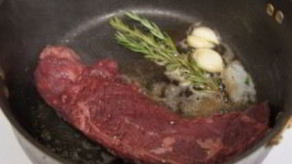 стейк из говядины с грибным соусом