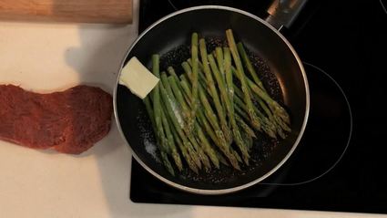 стейк из говядины со спаржей