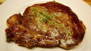 Стейк из свинины на сковороде