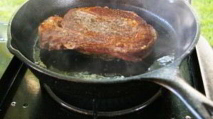 стейк из свинины на сковороде