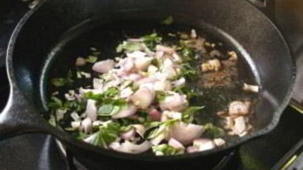 стейк из свинины на сковороде