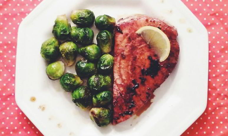 Рецепт стейка из тунца с гарниром из брюссельской капусты