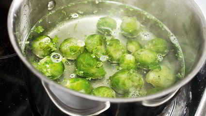 стейк из тунца с гарниром из брюссельской капусты