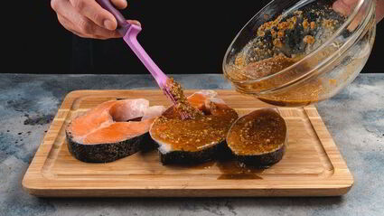 стейк лосося в медово-имбирном маринаде