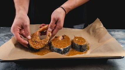 стейк лосося в медово-имбирном маринаде