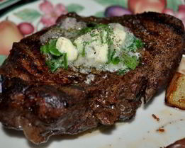 Стейк на сковороде