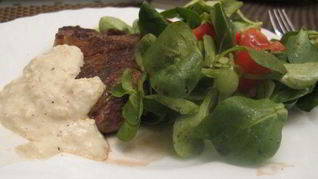 Стейк, перечный соус и мюсли салат