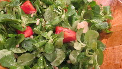 стейк, перечный соус и мюсли салат