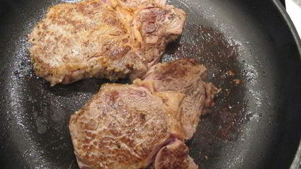 стейк, перечный соус и мюсли салат