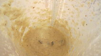 стейк, перечный соус и мюсли салат