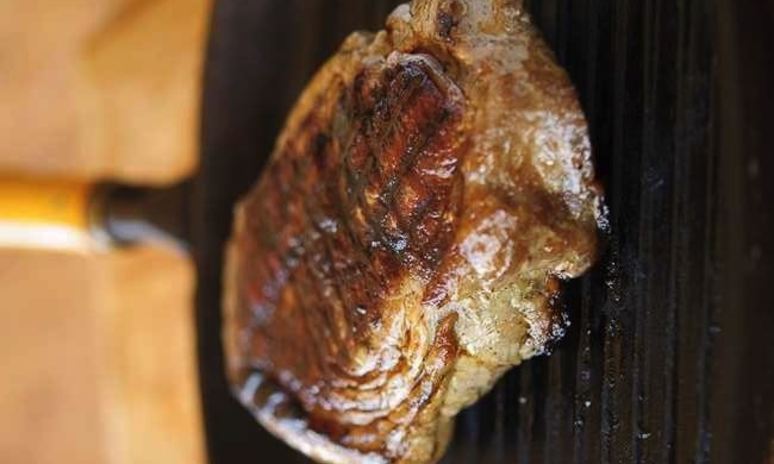 Рецепт стейка портерхаус с маслом из красного вина