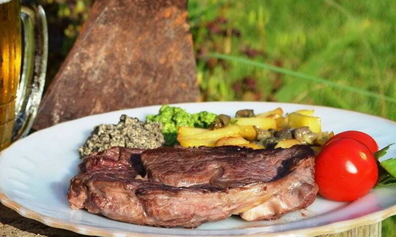 Рецепт стейка с базиликом и оливковым тапенадом