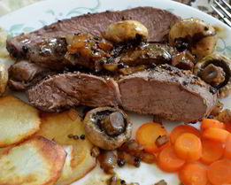 Стейк с черным перцем, коньяком и грибами