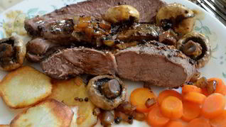 Стейк с черным перцем, коньяком и грибами