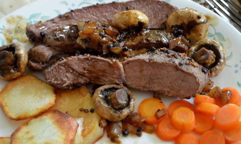 Рецепт стейка с черным перцем, коньяком и грибами