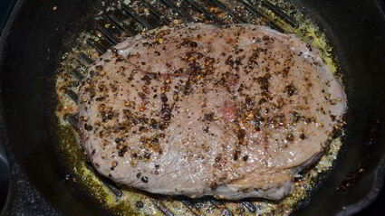 стейк с черным перцем, коньяком и грибами