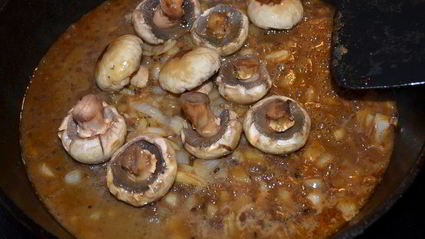 стейк с черным перцем, коньяком и грибами