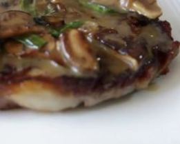 Стейк с грибным соусом