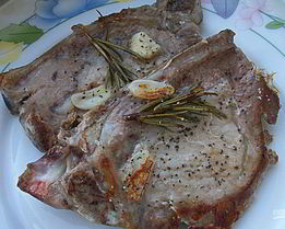 Стейк с розмарином на сковороде