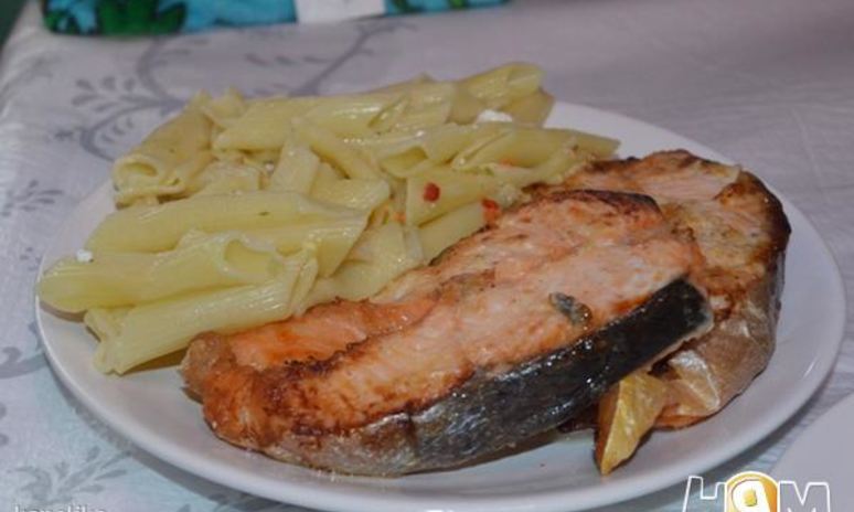 Рецепт стейка семги в чесночном соусе