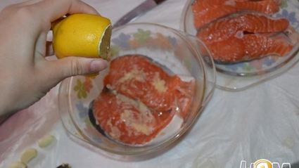 стейк семги в чесночном соусе