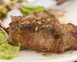 Стейки из говядины с лимонным соком и травами