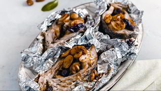 Стейки из карпа с изюмом и миндалем