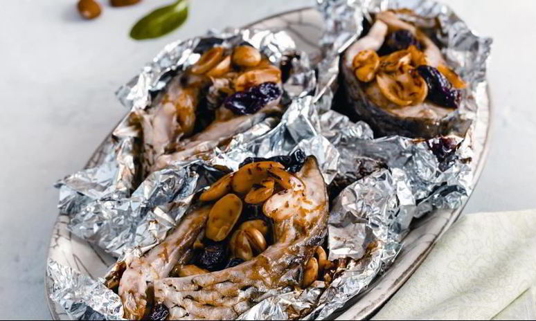 Рецепт стейков из карпа с изюмом и миндалем