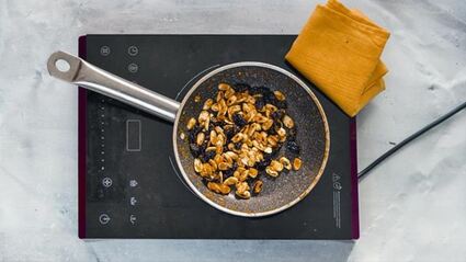 стейки из карпа с изюмом и миндалем