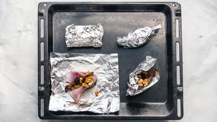 стейки из карпа с изюмом и миндалем