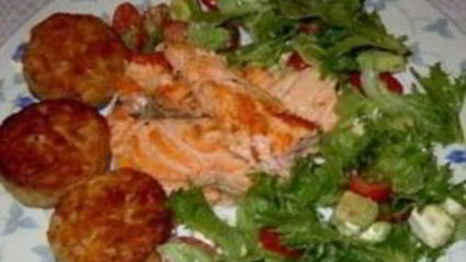 стейки из семги, маринованные в дижонской горчице с зеленым салатом