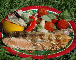 Стейки из семги на гриле с чесноком и помидорами