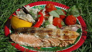 Стейки из семги на гриле с чесноком и помидорами