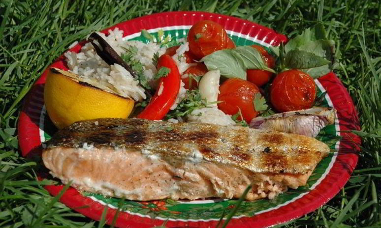 Рецепт стейков из семги на гриле с чесноком и помидорами