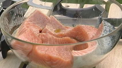 стейки из семги на гриле с чесноком и помидорами