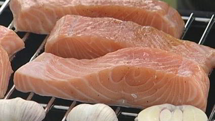 стейки из семги на гриле с чесноком и помидорами