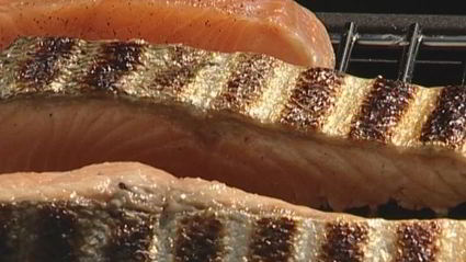 стейки из семги на гриле с чесноком и помидорами