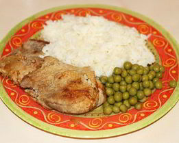 Стейки из свинины с луком на сковороде