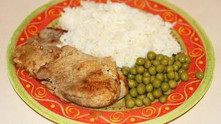 Стейки из свинины с луком на сковороде