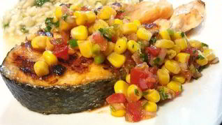 Стейки лосося с сальсой из кукурузы