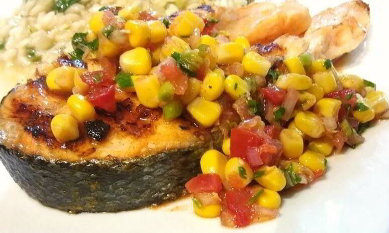 Рецепт стейков лосося с сальсой из кукурузы