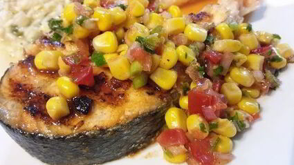 стейки лосося с сальсой из кукурузы