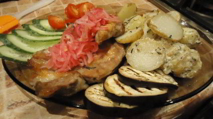 стейки с картофелем по-деревенски, маринованным луком и овощами