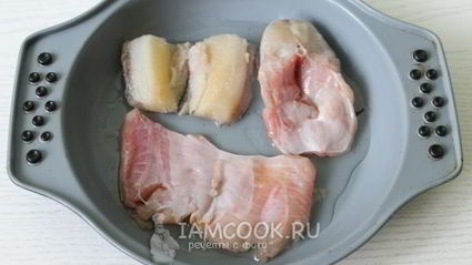 стейки сома, запеченные в духовке